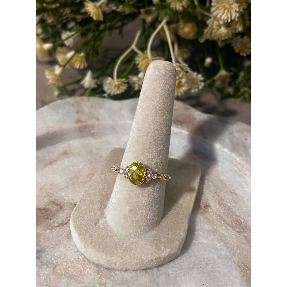 Size 7 Vintage Style Gold plated yellow center clear baguette and round stones